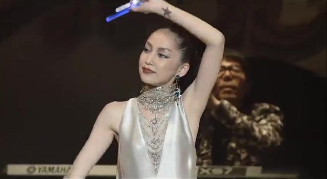 华语歌手最爱翻唱之一，这首万人合唱《雪之花》最后更是满满感动