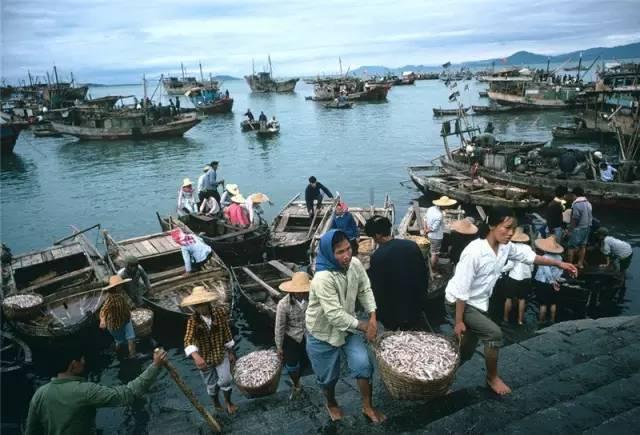 20万张底片，这个日本人记录了80年代中国最全的影像！