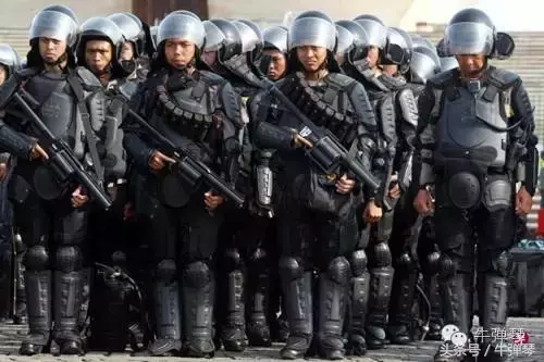 刚刚，印尼游行演变成骚乱，华人千万要小心了！