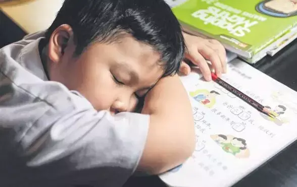 新加坡四成小学生睡眠不足 还能不能愉快的上学了