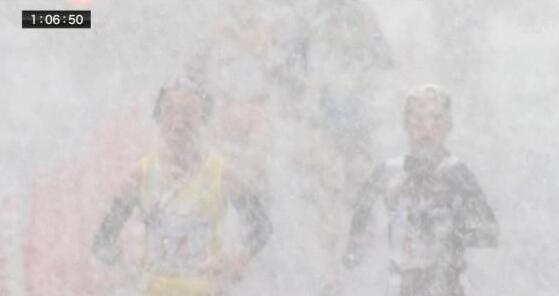 风雨雪中比赛还必须进行，你知道中甲曾在带移动顶棚体育场踢吗