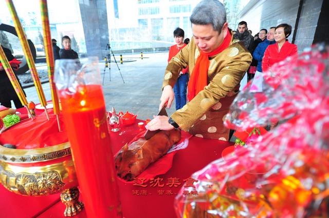 外国人在沈阳过春节，实现人生很多第一次，包饺子点鞭炮看舞狮