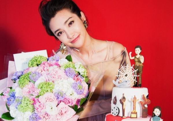 李冰冰44岁生日，夺范冰冰好莱坞女主角，收割小16岁男友