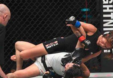 台北格斗春丽被新加坡女将暴打KO，观众表示不忍心看了！