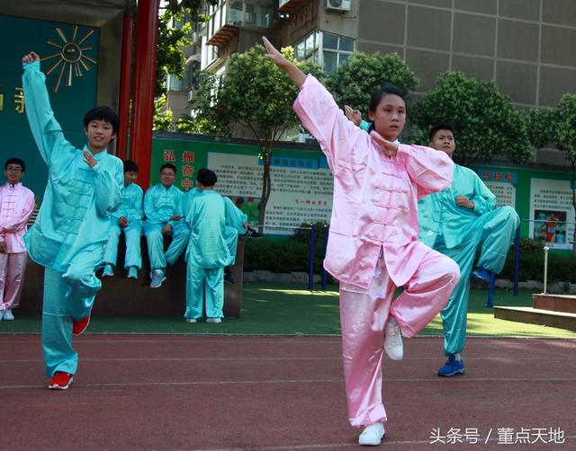 这个新加坡小姑娘打的武术套路居然很惊艳，长得还很漂亮！