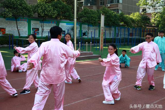 这个新加坡小姑娘打的武术套路居然很惊艳，长得还很漂亮！