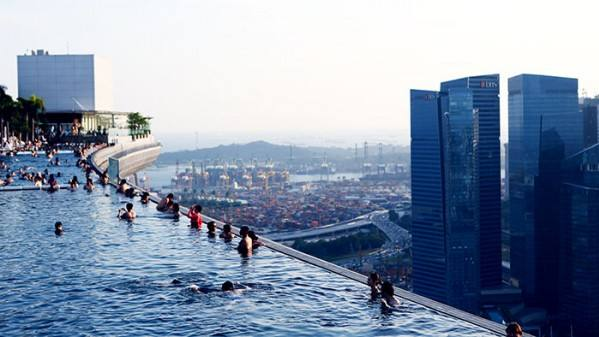 新加坡世界上最高的无边游泳池，耗资400多亿人民币，稍不注意就掉下去