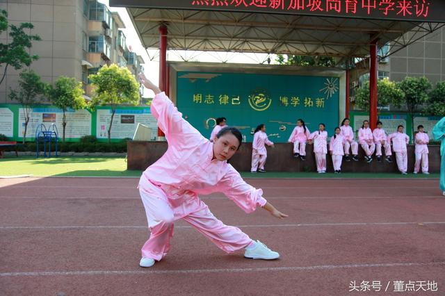 这个新加坡小姑娘打的武术套路居然很惊艳，长得还很漂亮！
