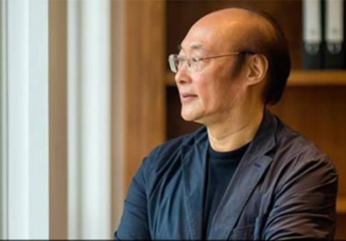 这个从不把自己当回事的中国人，成了无数中国人折服的对象