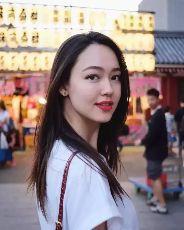 颜值即正义，FF简直就是模特和美妆界的一股清流！当大部分网红等人们还在用滤镜、各种磨皮瘦脸晒自拍晒包