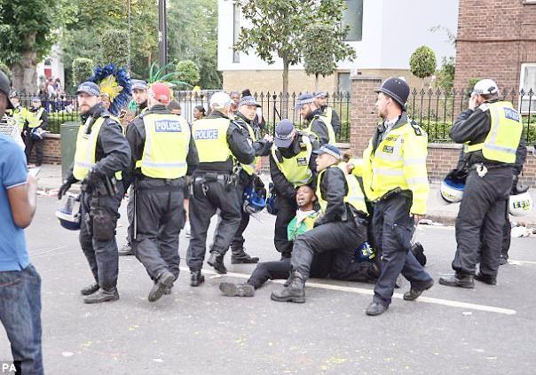 「三分钟法治新闻全知道」周末的英国诺丁山，一线警察成最大受害者：“我们受够了！”