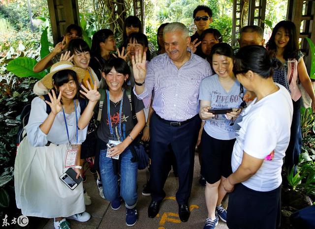 土耳其总理访问新加坡植物园与游客合影留念