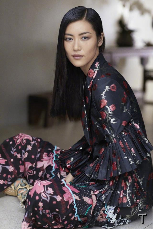 超模刘雯登上新加坡杂志T September 2017