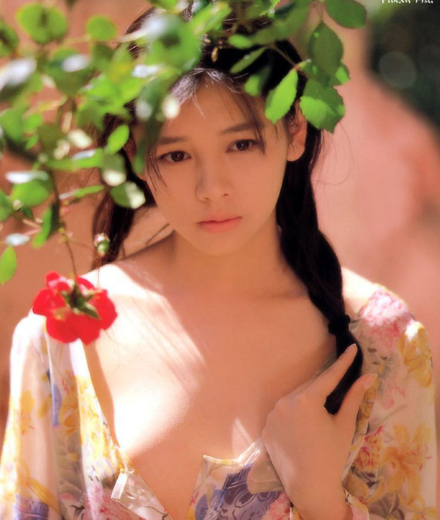 屏幕上的一朵花，电影歌曲双双兼备，我们来看一看她的历程吧