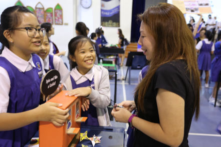 走出教室，“丢开”课本，新加坡小学的科学课居然这么上！