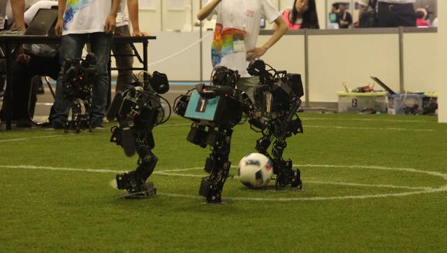 还在等国足出线？不如来看浙大机器人踢足球吧！