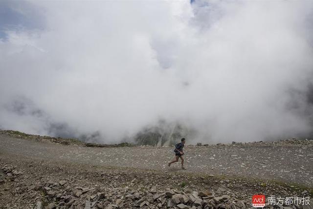 最小17岁，最大55岁，他们在雪山狂奔100公里