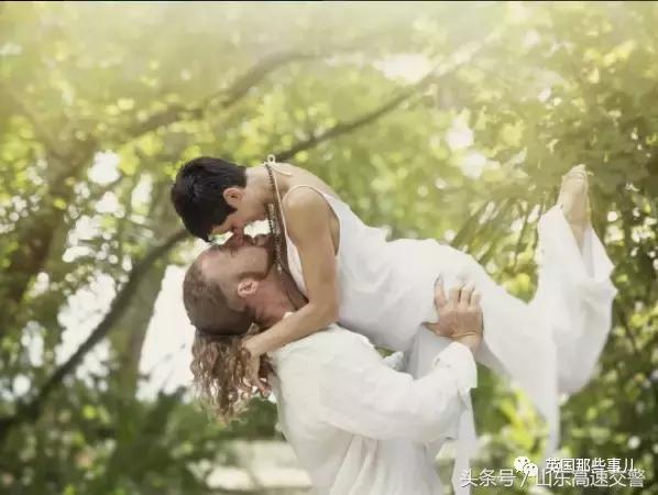 他们在30多个国家用同一个姿势结了100多次婚，浪漫到窒息啊！