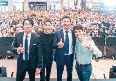 「韩流」宋仲基新加坡宣传「军舰岛」5千粉丝逼爆三层商场