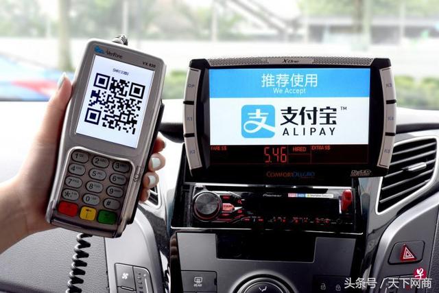 李显龙不想让新加坡人变成“乡巴佬”，举国动员学习移动支付