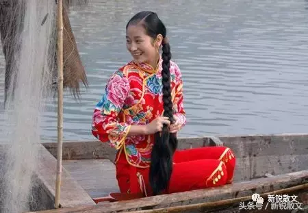 桃花般美丽的长辫子姑娘，被养母抱养，被丈夫抛弃，却活成了这样