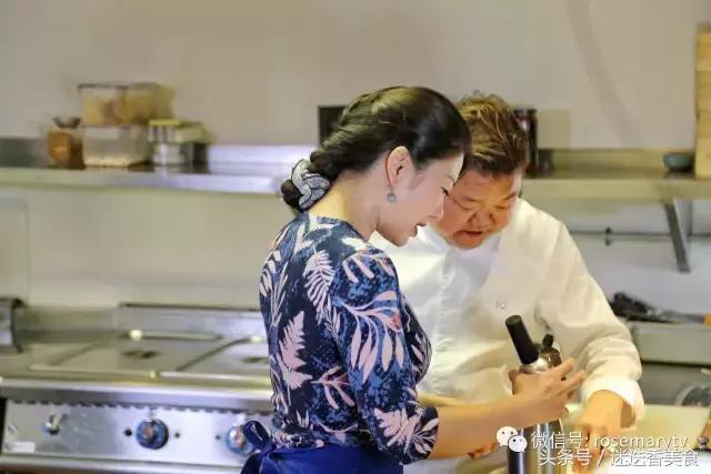 哈佛女神怒转行，一年变大厨，竟与新加坡前总理御厨同做法餐？！