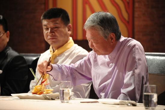 15岁就当作家，50岁之前把积蓄吃光，他被外界称为“食神”