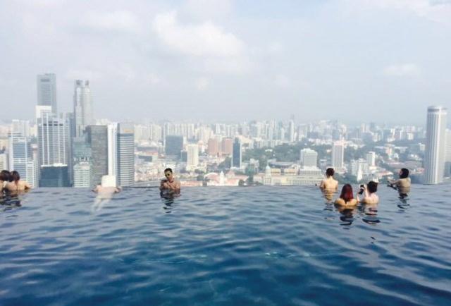 直击新加坡高达150米以上的空中游泳池，恐高的人千万别去