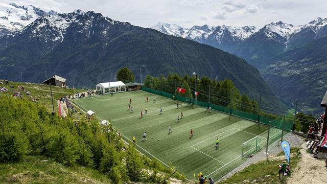 意媒选全球10大古怪足球场，风景迷人还能踢好球吗？