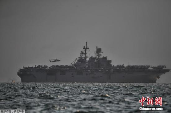 美评估被撞军舰损坏程度 新加坡继续搜救失踪海军