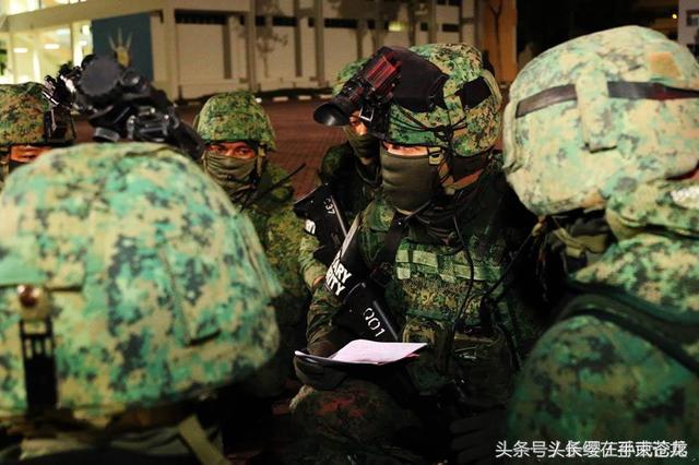 新加坡部队装备精良，士兵配备头戴式夜视仪