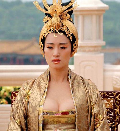 她曾是中国演员的骄傲，与张艺谋分手嫁入豪门国籍改成新加坡