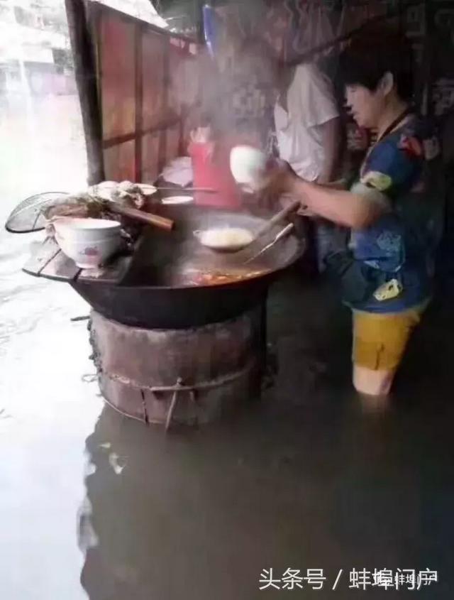 今晨珠城下大雨，我带妹子踏浪去上班