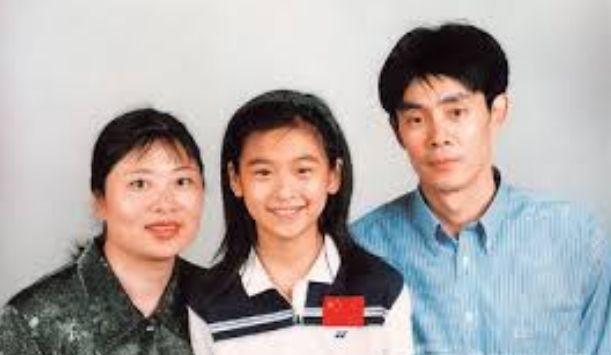 她曾是中国羽坛希望之星，被称治愈系微笑球后，重伤意外葬送前程
