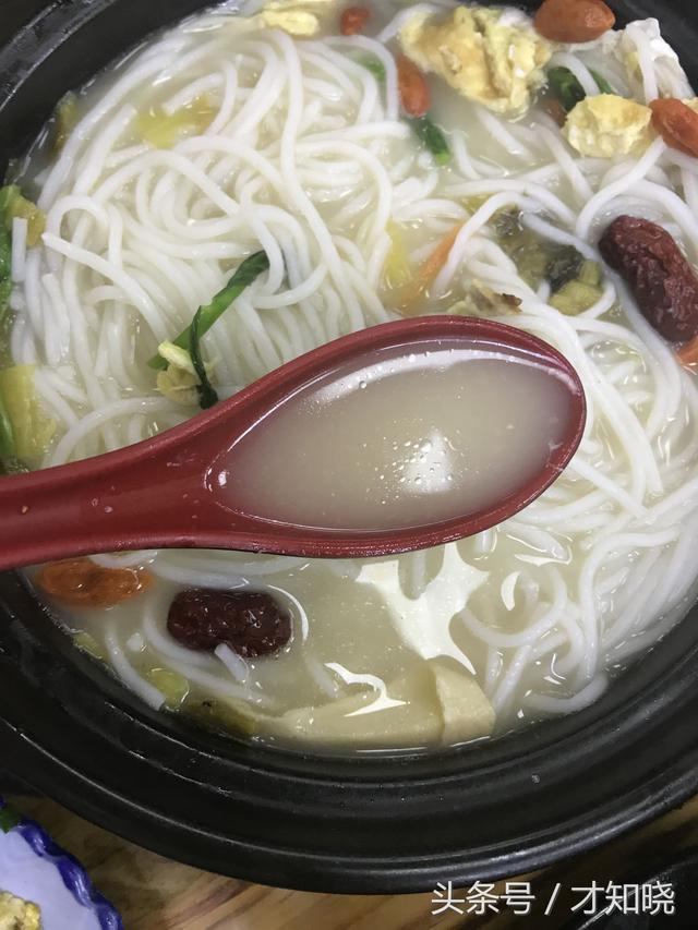 说它是小吃，有人用它来招待贵客；说它是正餐，又当做街边小吃