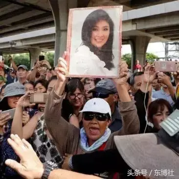 英拉之“逃”：泰国维稳的最佳选择？