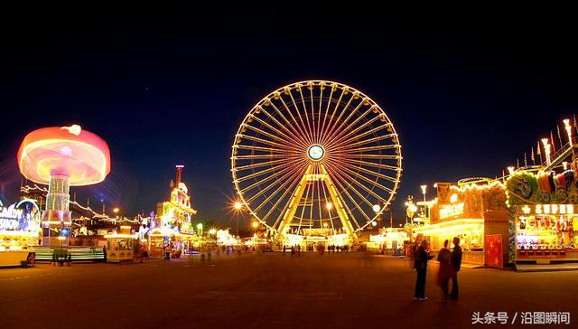 千辛万苦来到新加坡，女游客在这里躺在沙滩上晒太阳