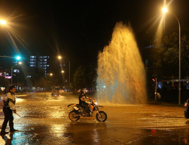 新加坡昨晚公路上居然突现免费自主“洗车区”