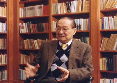 原来金庸曾经找人代写过《天龙八部》：还把阿紫的眼睛写瞎了