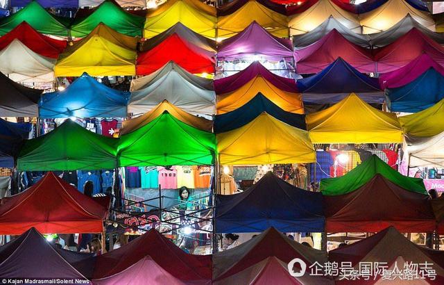 航拍泰国上千个夜市摊位，色彩斑斓像经典游戏俄罗斯方块