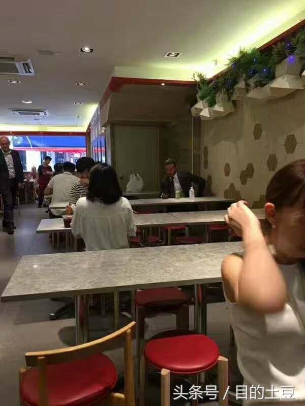 朋友在新加坡偶遇小贝，还能离得再远一点么！