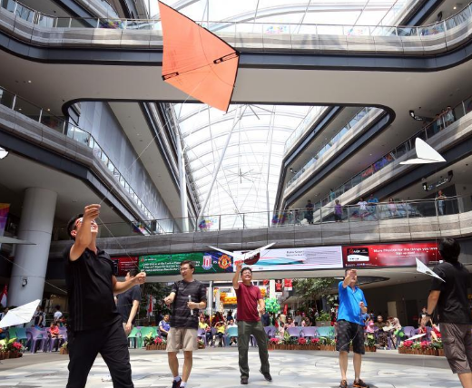 新加坡这群老男孩真会玩，室内“变”风放风筝