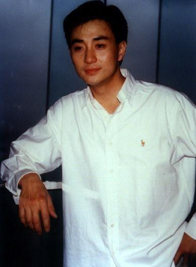 曾和梁朝伟演兄弟，现做配角，一家三口同框曝光，帅气儿子像林峰