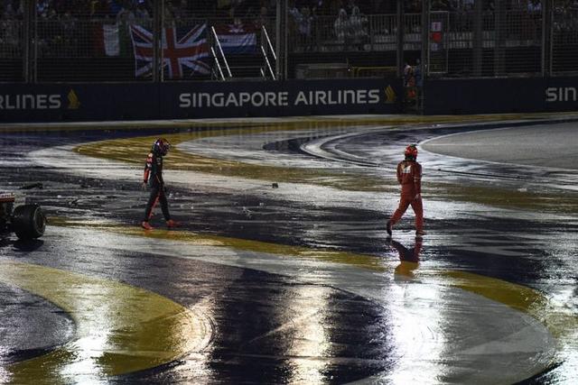F1，法拉利在新加坡湿滑的赛道上失事