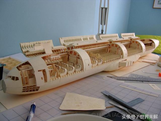 国外男子设计上花费9年的时间打造了世界上最精致的纸飞机