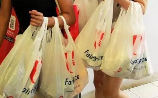 以后去新加坡超市购物，这东西居然要收费