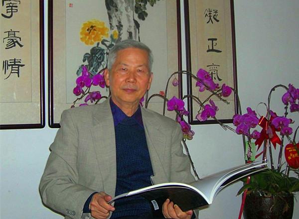 特级教师叶湖水，擅行草，在传统上有创新，书作灵动遒劲！