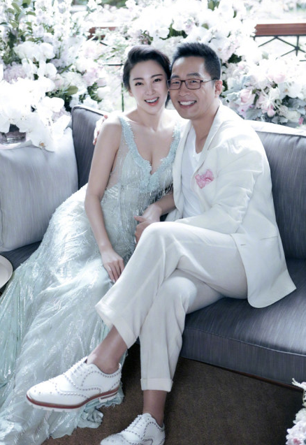 张雨绮老公袁巴元被曝，在新加坡欠下巨额赌债，疑遭集体讨债