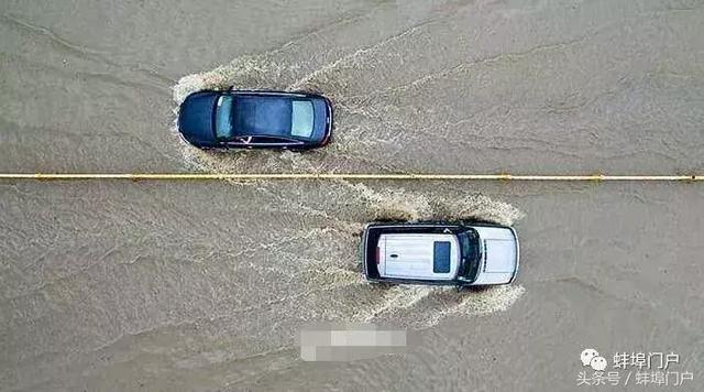 今晨珠城下大雨，我带妹子踏浪去上班