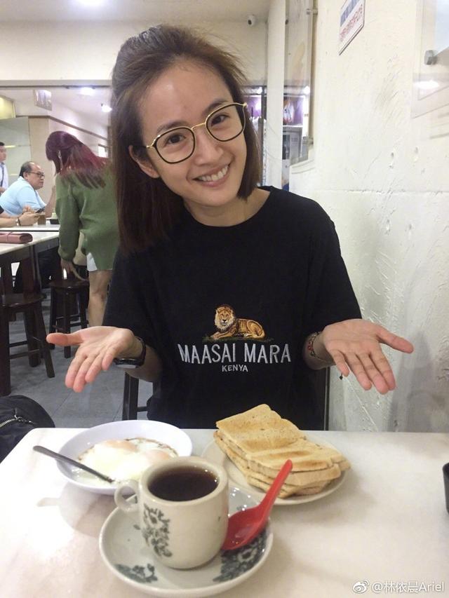 林依晨晒素颜照，35岁少女感依旧，还是18岁的袁湘琴
